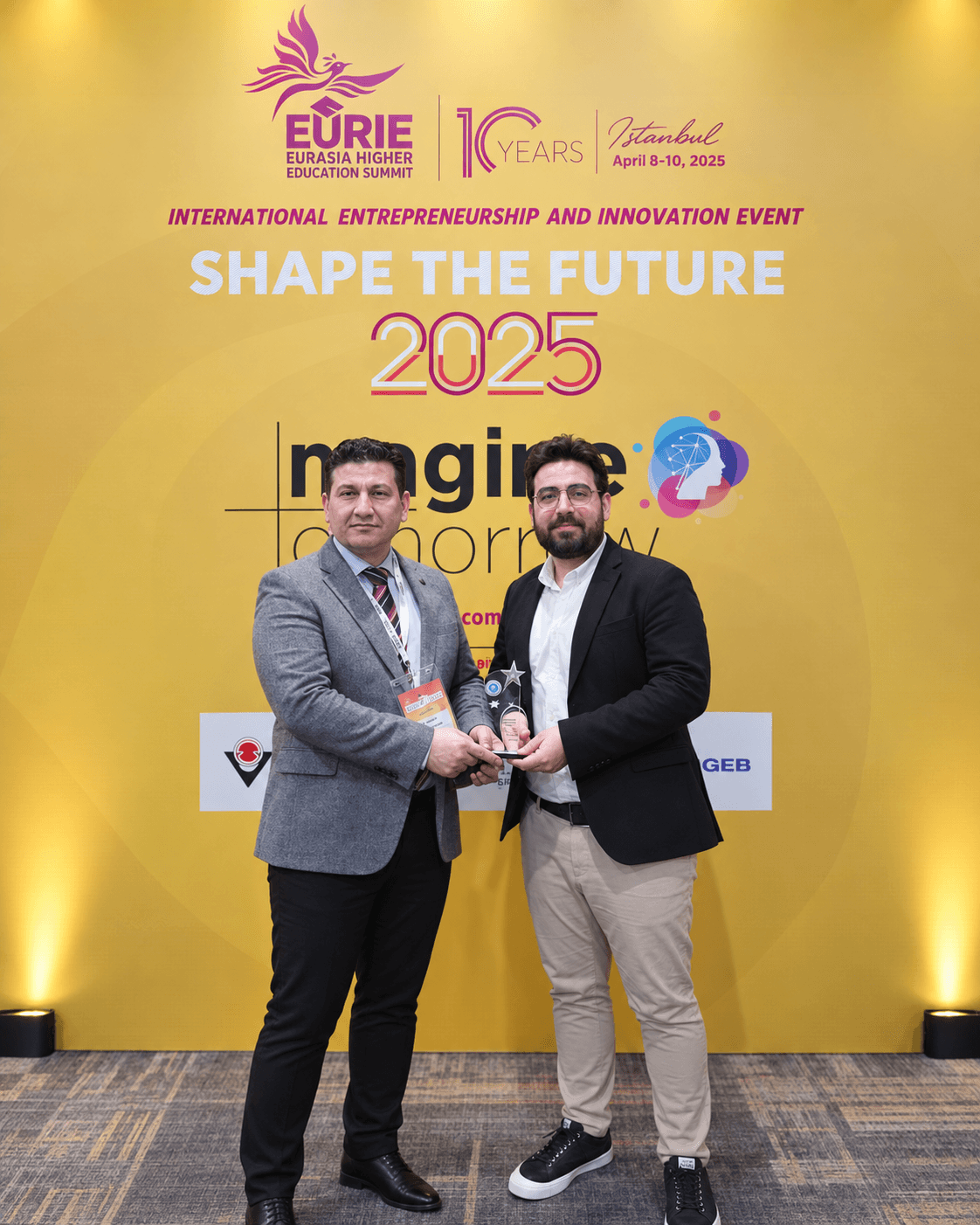 Miraç Akdağ receiving entrepreneurial leadership recognition at Imagine Tomorrow 2025